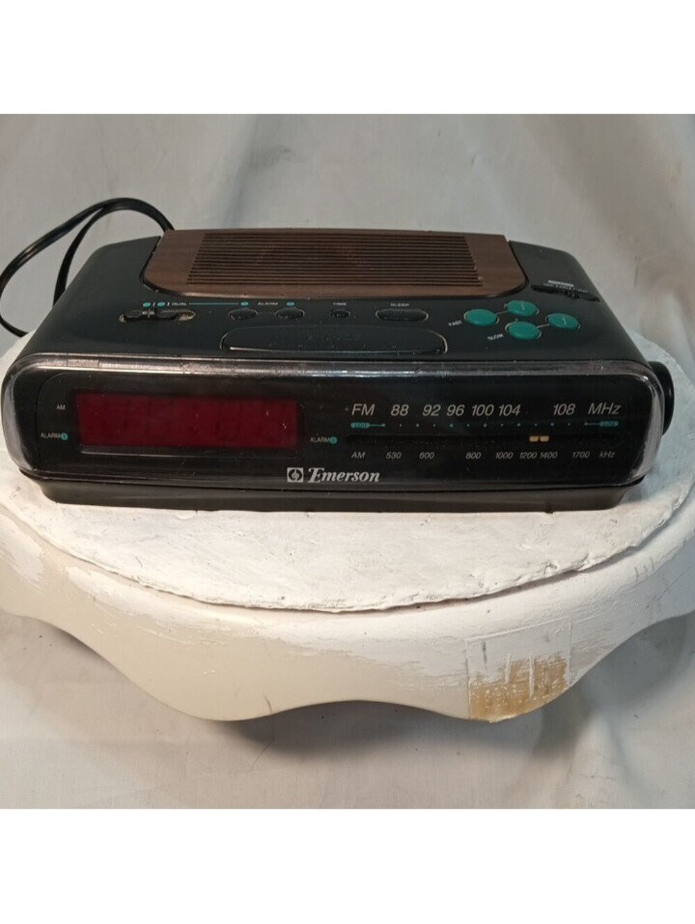 Emerson CK5045 Vintage Clock Radio Dual Alarm AM/FM Wood Grain